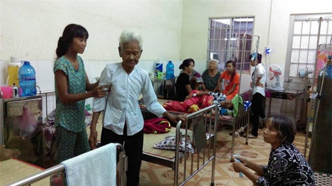 Mẹ già ngã bệnh nhập viện điều trị, 4 người con tâm thần lại bơ vơ đợi mẹ về cho ăn cơm - Ảnh 1.