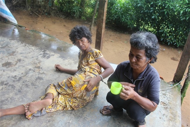 Mẹ già ngã bệnh nhập viện điều trị, 4 người con tâm thần lại bơ vơ đợi mẹ về cho ăn cơm - Ảnh 2.