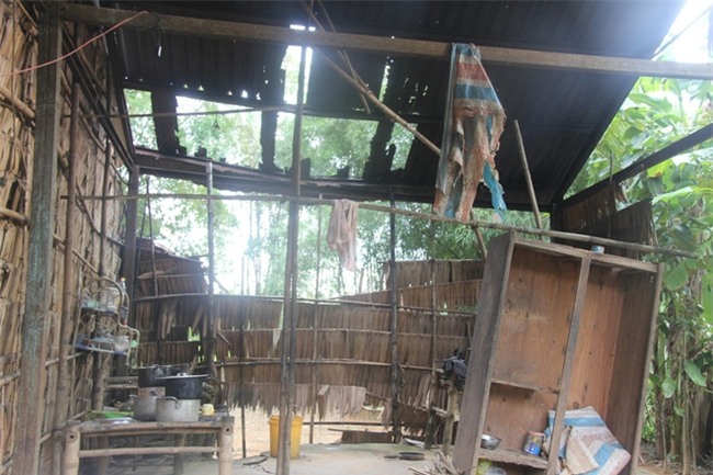 Mẹ già ngã bệnh nhập viện điều trị, 4 người con tâm thần lại bơ vơ đợi mẹ về cho ăn cơm - Ảnh 4.