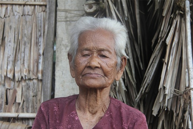 Mẹ già ngã bệnh nhập viện điều trị, 4 người con tâm thần lại bơ vơ đợi mẹ về cho ăn cơm - Ảnh 6.