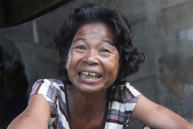 Mẹ già ngã bệnh nhập viện điều trị, 4 người con tâm thần lại bơ vơ đợi mẹ về cho ăn cơm - Ảnh 8.