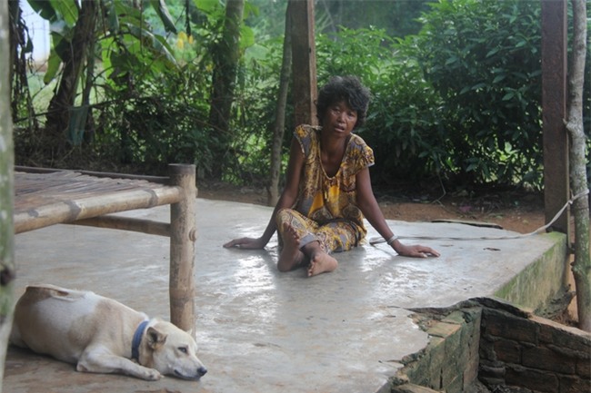 Mẹ già ngã bệnh nhập viện điều trị, 4 người con tâm thần lại bơ vơ đợi mẹ về cho ăn cơm - Ảnh 9.