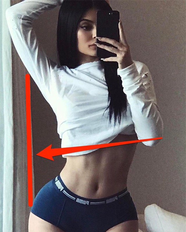 Kylie Jenner cũng thường xuyên sử dụng các phần mềm chỉnh sửa ảnh để làm tăng độ thiếu thực tế trên cơ thể.