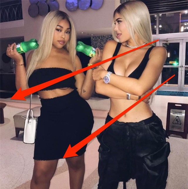 Đôi bạn Jordyn Woods và Kylie Jenner trong một bức ảnh với nhiều chi tiết bị bẻ cong do chỉnh sửa.