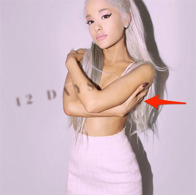 Ariana Grande thì thậm chí vô tình kéo dài bàn tay tới mức khó tin