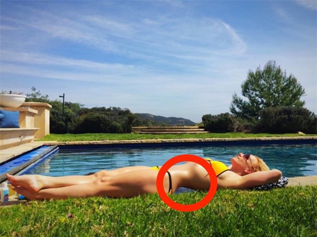 Britney Spears cũng thường xuyên bị chỉ trích vì sử dụng quá đà Photoshop trong ảnh chụp của mình.
