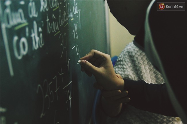 Bà giáo già 74 tuổi mở lớp học cho những đứa trẻ đặc biệt được bầu bạn với nhau - Ảnh 9.