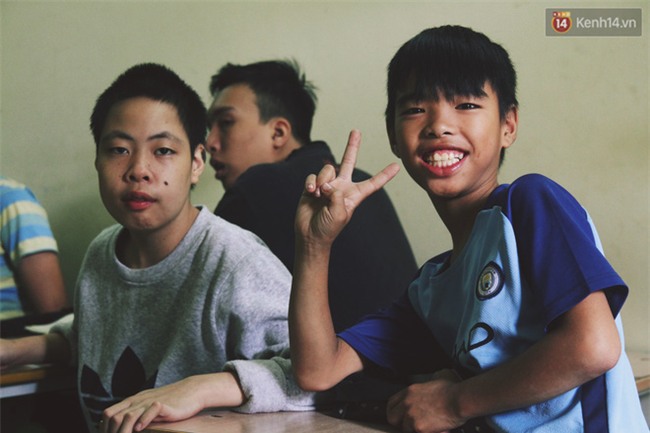 Bà giáo già 74 tuổi mở lớp học cho những đứa trẻ đặc biệt được bầu bạn với nhau - Ảnh 10.