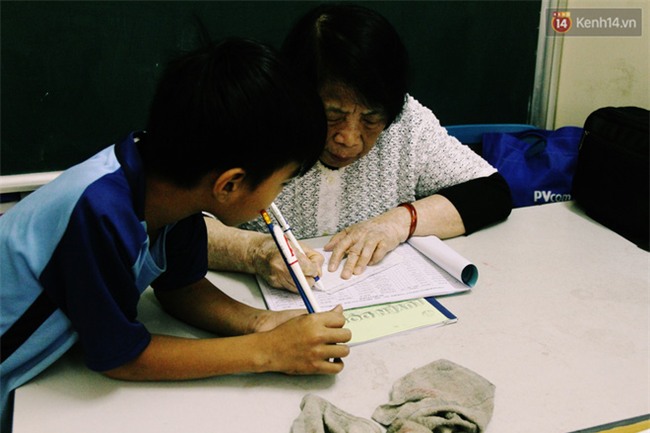 Bà giáo già 74 tuổi mở lớp học cho những đứa trẻ đặc biệt được bầu bạn với nhau - Ảnh 5.