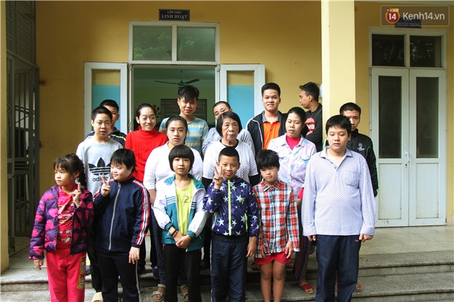 Bà giáo già 74 tuổi mở lớp học cho những đứa trẻ đặc biệt được bầu bạn với nhau - Ảnh 15.