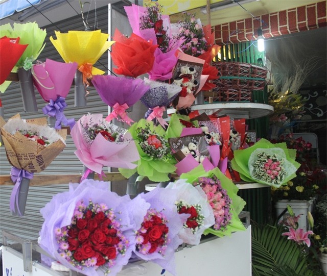 Sức tiêu thụ năm nay không cao nhưng giá các loại hoa đều tăng gấp đôi ngày thường