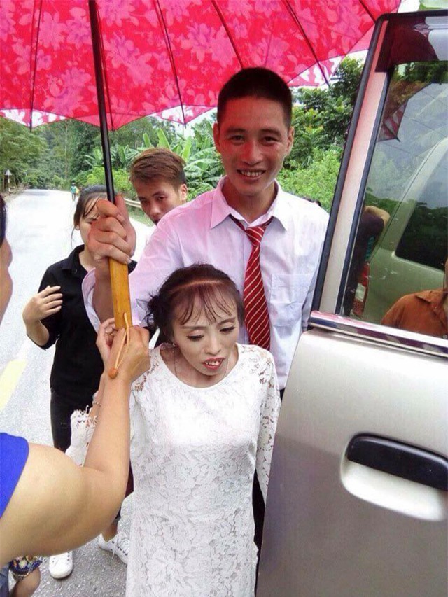 khach moi "dung hinh", dan tinh xon xao vi dam cuoi cua cac cap doi "dua lech" - 3