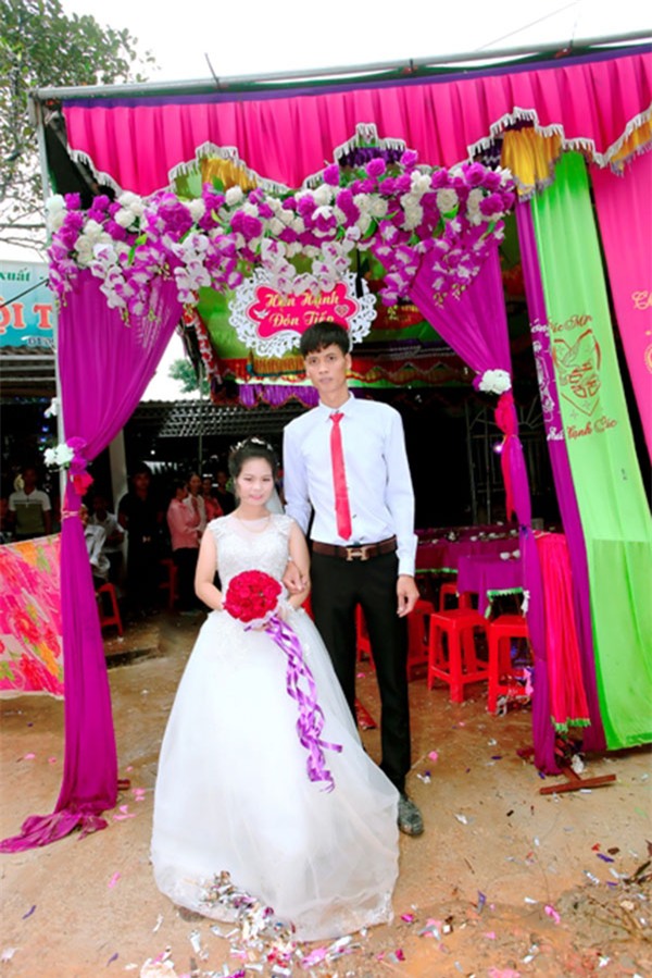 khach moi "dung hinh", dan tinh xon xao vi dam cuoi cua cac cap doi "dua lech" - 4