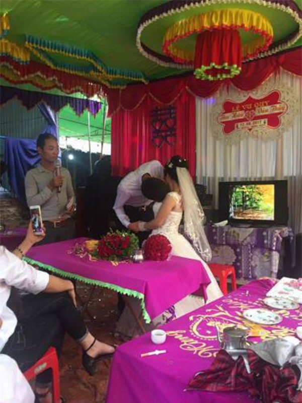 khach moi "dung hinh", dan tinh xon xao vi dam cuoi cua cac cap doi "dua lech" - 5