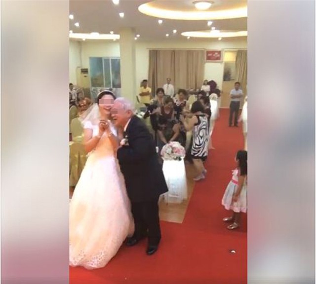 khach moi "dung hinh", dan tinh xon xao vi dam cuoi cua cac cap doi "dua lech" - 9