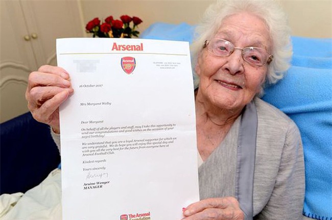 Wenger viết gì trong bức thư gửi đến cô bạn gái 103 tuổi? - Ảnh 1.