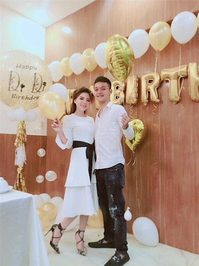 Ngày 20/10, món quà giấu sau lưng chồng khiến vợ sung sướng, bật khóc xúc động-3