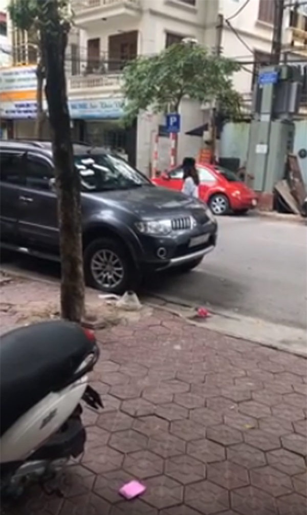 o to do truoc cua hang, co gai "khong noi nhieu" lay bang ve sinh dan khap xe - 1