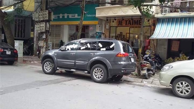 o to do truoc cua hang, co gai "khong noi nhieu" lay bang ve sinh dan khap xe - 3