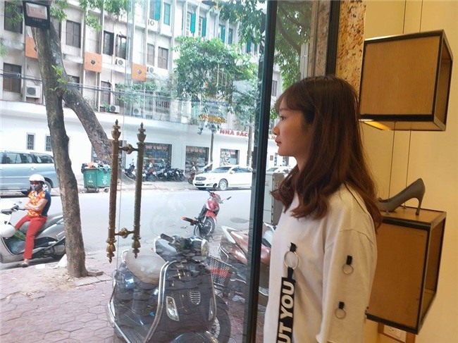 co gai dan bang ve sinh len xe o to: