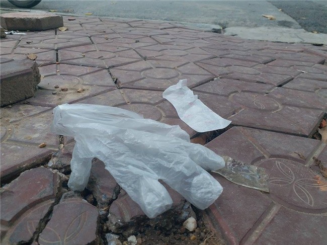 co gai dan bang ve sinh len xe o to: