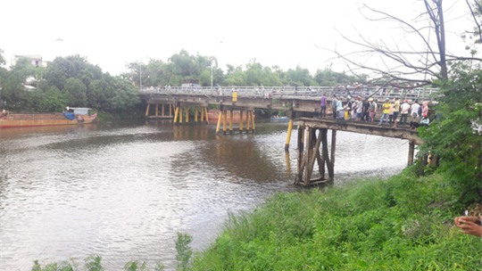 thai phu co bieu hien tram cam bo lai xe dap, nhay cau tu tu giua dem - 2