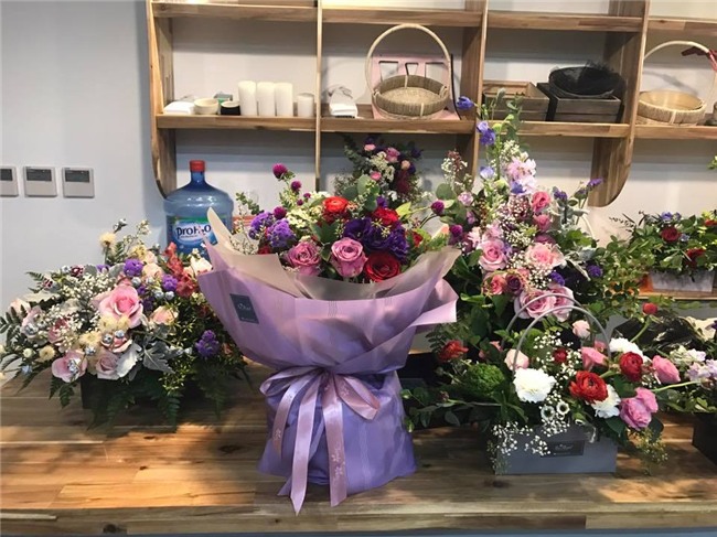 quà tặng 20/10,ngày phụ nữ Việt Nam,quà tặng ngày phụ nữ việt nam,hoa tươi,giỏ quà,iphone,đồng hồ