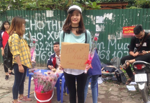 Sinh viên rao bán 10.000 đồng một cái ôm tặng kèm hoa 20/10 gây sốt cộng đồng mạng -2