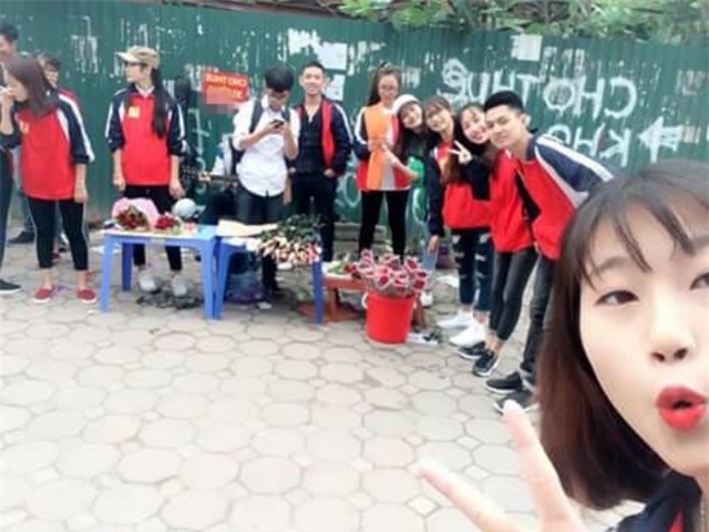 Sinh viên rao bán 10.000 đồng một cái ôm tặng kèm hoa 20/10 gây sốt cộng đồng mạng -5