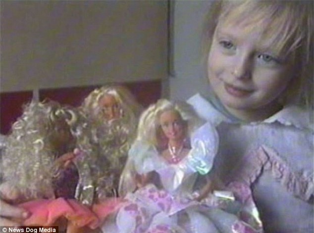 Cuộc đời không biết sướng hay khổ của búp bê sống nước Nga: 26 tuổi, hẹn hò phải đi cùng mẹ, mặc gì là do mẹ chọn - Ảnh 8.