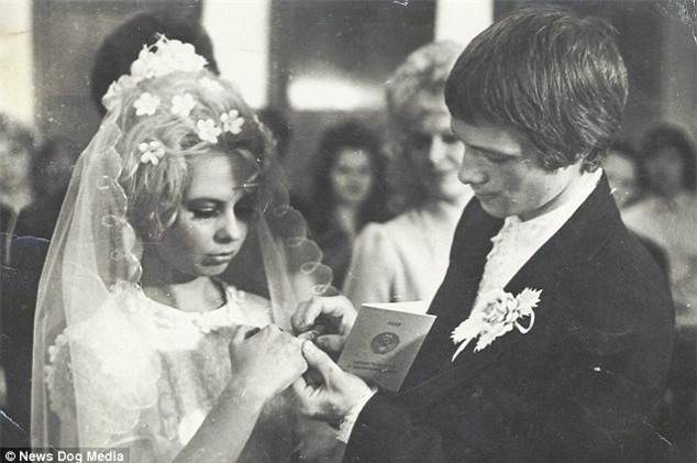 Cuộc đời không biết sướng hay khổ của búp bê sống nước Nga: 26 tuổi, hẹn hò phải đi cùng mẹ, mặc gì là do mẹ chọn - Ảnh 9.