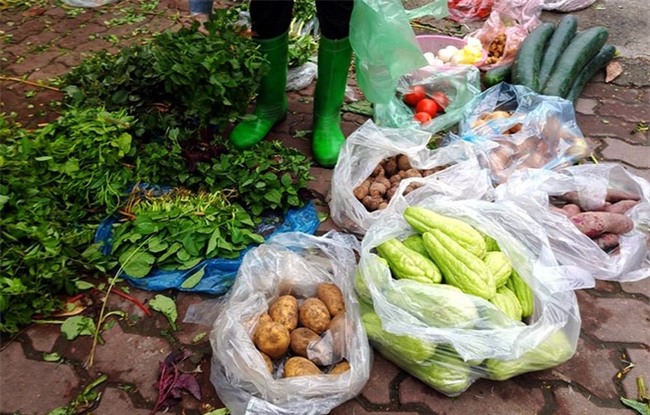 Hà Nội: Bà nội chợ méo mặt vì rau xanh khan hiếm, giá tăng gấp đôi sau ngập lụt - Ảnh 1.