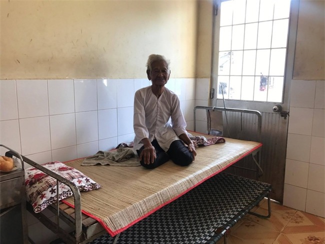 Người mẹ già xin từng bữa ăn nuôi 4 người con tâm thần ngã quỵ khi người con gái út té sông mà chết - Ảnh 1.