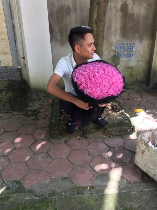 bi bat xe ngay 20/10, anh chong nho luon cong an cho di tang hoa cho vo - 1