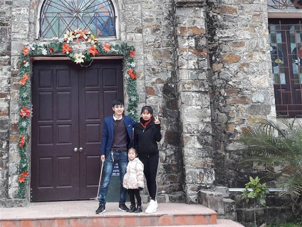 bi bat xe ngay 20/10, anh chong nho luon cong an cho di tang hoa cho vo - 4