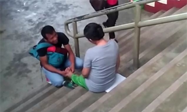 Chẳng nề hà ai nhìn ai nói, anh chồng quỳ xuống bóp chân cho vợ bầu giữa chốn đông người - Ảnh 3.