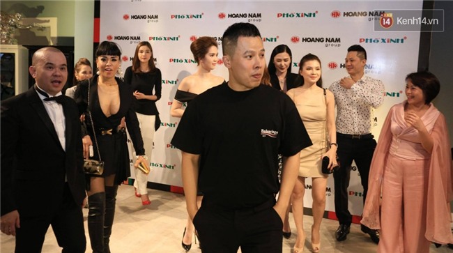 Một sự kiện, hai kiểu nghỉ chơi của showbiz Việt - Ảnh 4.