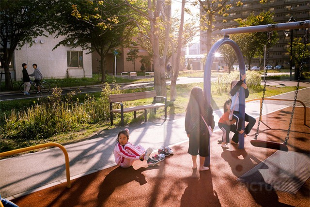 4 nguyen tac moi me nhat deu ap dung day con o noi cong cong - 1