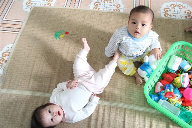 hinh anh moi nhat ve be trai 7 thang bi me bo roi, duoc nu canh sat cho bu - 9