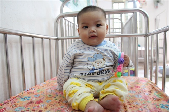 hinh anh moi nhat ve be trai 7 thang bi me bo roi, duoc nu canh sat cho bu - 12