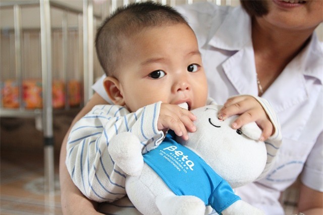 hinh anh moi nhat ve be trai 7 thang bi me bo roi, duoc nu canh sat cho bu - 4