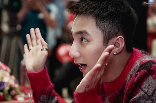 Clip: Sơn Tùng M-TP khiến fan nức lòng khi vượt đám đông để kí tặng sách cho Sky đi lại khó khăn - Ảnh 12.