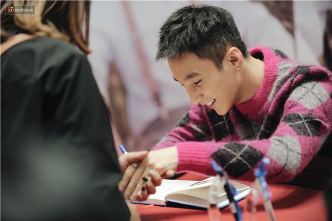 Clip: Sơn Tùng M-TP khiến fan nức lòng khi vượt đám đông để kí tặng sách cho Sky đi lại khó khăn - Ảnh 15.