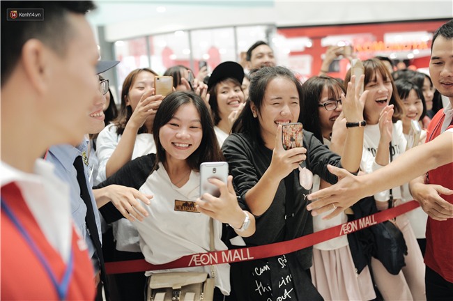 Clip: Sơn Tùng M-TP khiến fan nức lòng khi vượt đám đông để kí tặng sách cho Sky đi lại khó khăn - Ảnh 17.