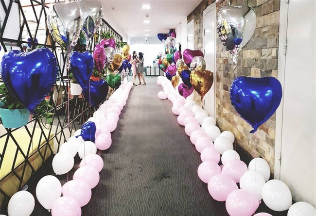 Chị em tới tấp khoe quà 20/10: hết vàng bạc hột xoàn, hoa lá, cua biển... đến xe ga, điện thoại hịn - Ảnh 1.