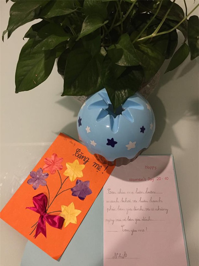 Chị em tới tấp khoe quà 20/10: hết vàng bạc hột xoàn, hoa lá, cua biển... đến xe ga, điện thoại hịn - Ảnh 11.