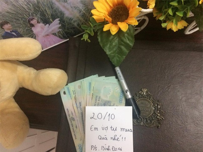 Chị em tới tấp khoe quà 20/10: hết vàng bạc hột xoàn, hoa lá, cua biển... đến xe ga, điện thoại hịn - Ảnh 12.