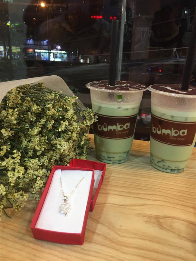 Chị em tới tấp khoe quà 20/10: hết vàng bạc hột xoàn, hoa lá, cua biển... đến xe ga, điện thoại hịn - Ảnh 20.