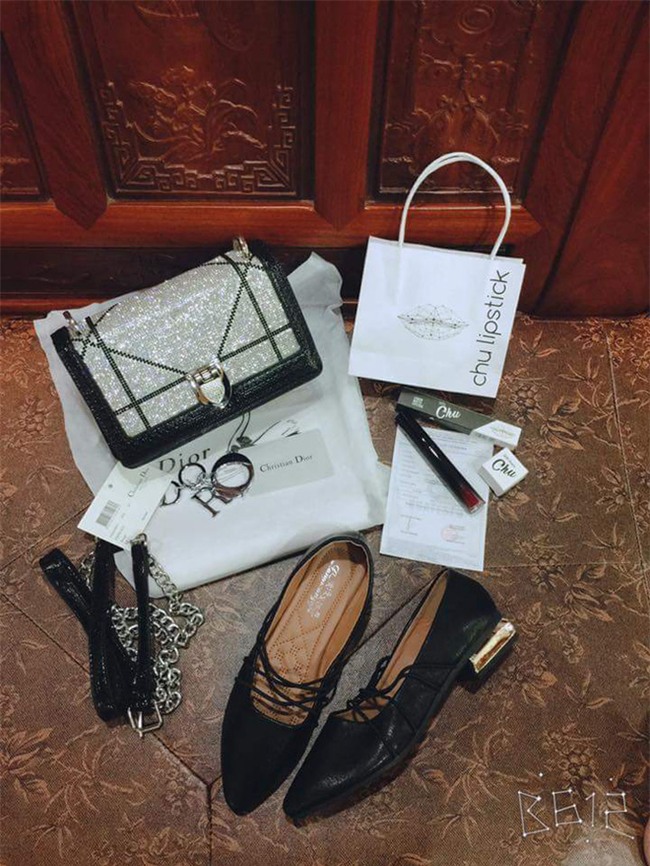 Chị em tới tấp khoe quà 20/10: hết vàng bạc hột xoàn, hoa lá, cua biển... đến xe ga, điện thoại hịn - Ảnh 24.