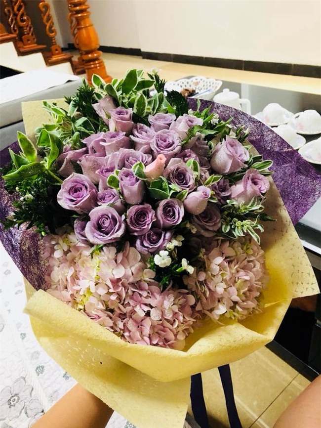 Chị em tới tấp khoe quà 20/10: hết vàng bạc hột xoàn, hoa lá, cua biển... đến xe ga, điện thoại hịn - Ảnh 25.